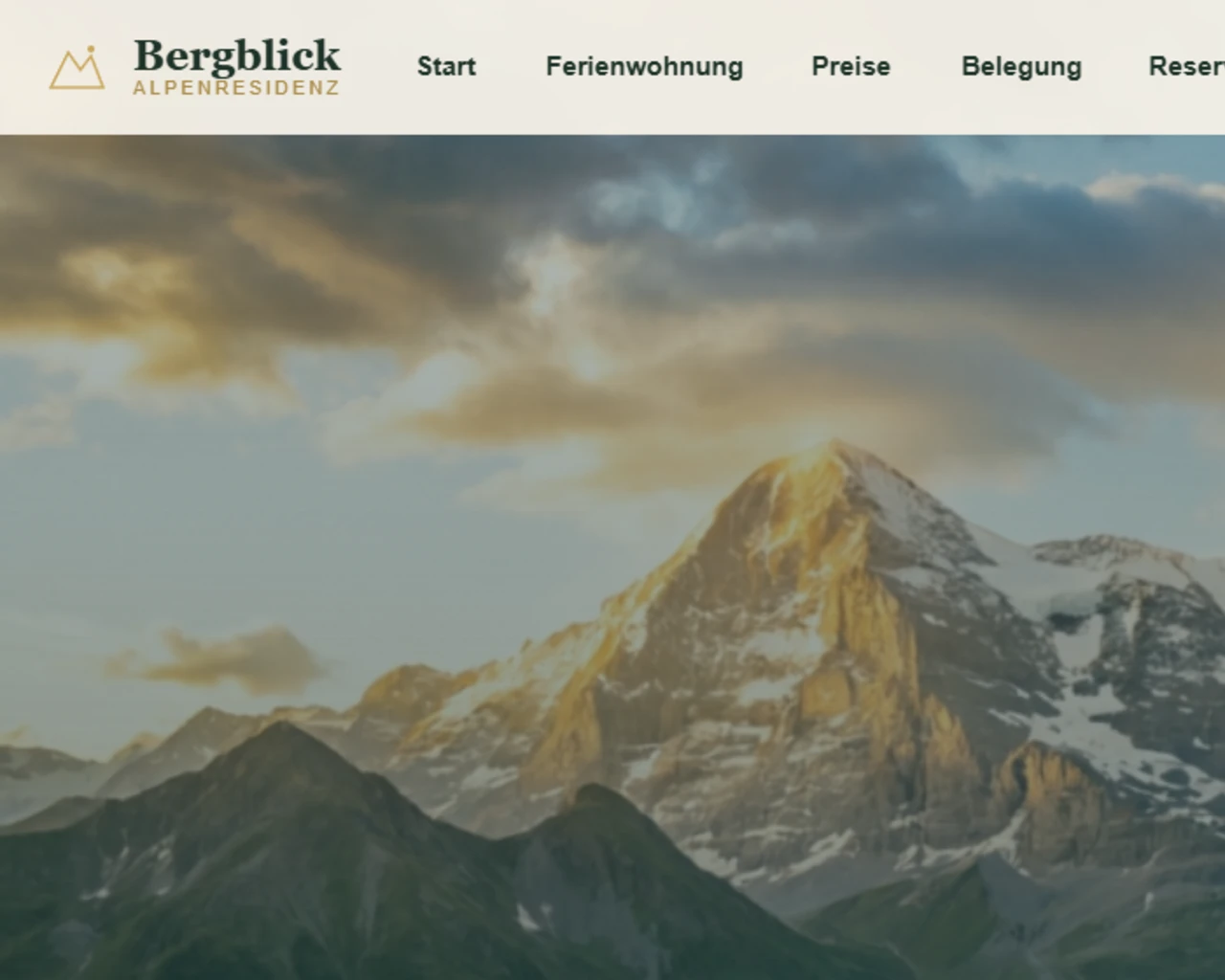 Startseite einer Fewo-Website mit Logo der Unterkunft